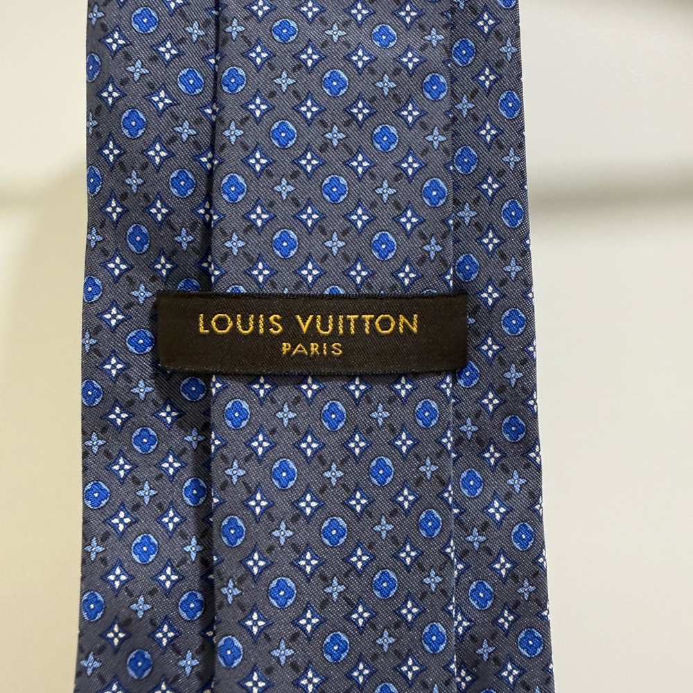 Louis Vuitton Luxury Silk Blue and Gray Patterned Men’s Necktie - Picture 3 of 4